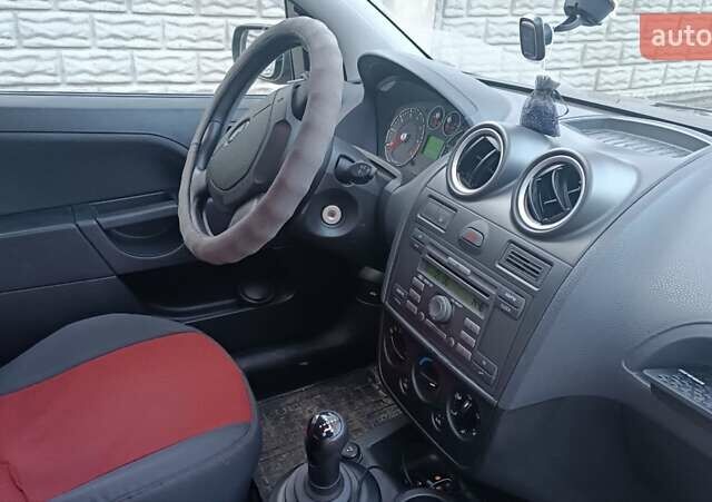 Серый Форд Фиеста, объемом двигателя 1.39 л и пробегом 133 тыс. км за 4000 $, фото 5 на Automoto.ua