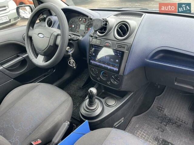 Серый Форд Фиеста, объемом двигателя 1.39 л и пробегом 160 тыс. км за 4200 $, фото 6 на Automoto.ua