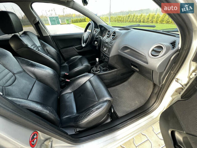 Серый Форд Фиеста, объемом двигателя 1.4 л и пробегом 202 тыс. км за 4850 $, фото 16 на Automoto.ua