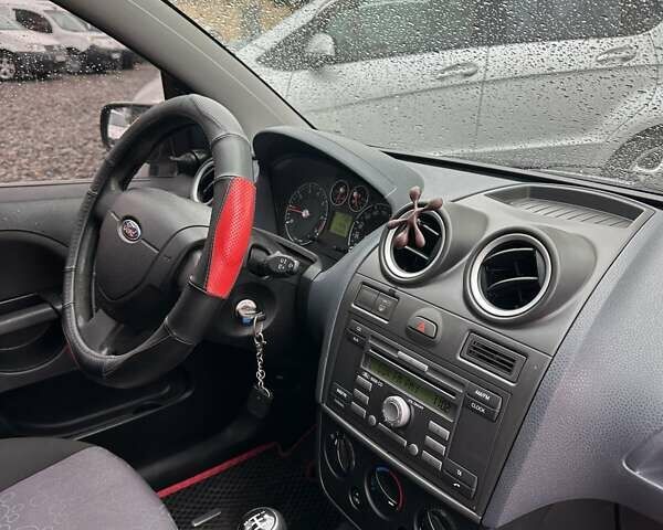 Сірий Форд Фієста, об'ємом двигуна 1.3 л та пробігом 154 тис. км за 3700 $, фото 10 на Automoto.ua