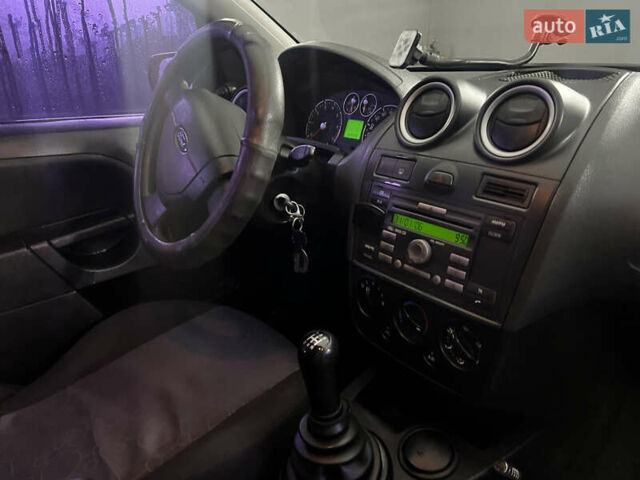 Серый Форд Фиеста, объемом двигателя 1.24 л и пробегом 350 тыс. км за 2999 $, фото 10 на Automoto.ua