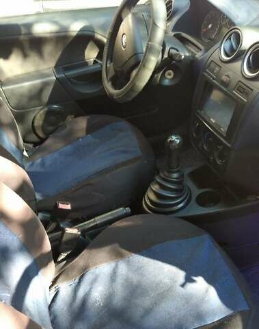 Серый Форд Фиеста, объемом двигателя 1.4 л и пробегом 160 тыс. км за 3000 $, фото 6 на Automoto.ua