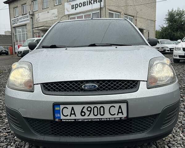 Сірий Форд Фієста, об'ємом двигуна 1.3 л та пробігом 154 тис. км за 3700 $, фото 1 на Automoto.ua