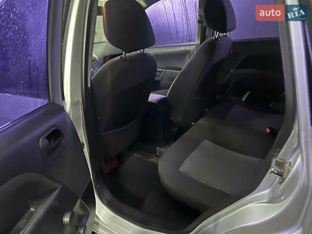 Серый Форд Фиеста, объемом двигателя 1.24 л и пробегом 350 тыс. км за 2999 $, фото 8 на Automoto.ua