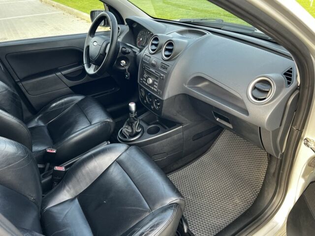 Сірий Форд Фієста, об'ємом двигуна 1.4 л та пробігом 202 тис. км за 4850 $, фото 14 на Automoto.ua