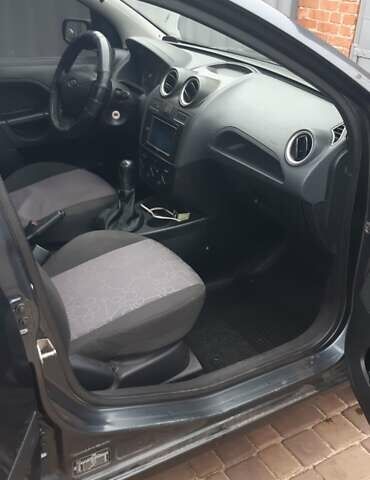 Серый Форд Фиеста, объемом двигателя 1.3 л и пробегом 202 тыс. км за 2800 $, фото 8 на Automoto.ua