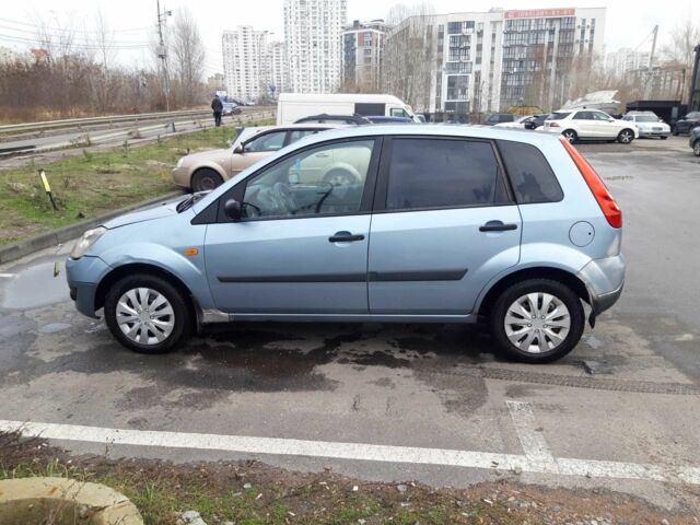 Серый Форд Фиеста, объемом двигателя 1.3 л и пробегом 207 тыс. км за 2500 $, фото 6 на Automoto.ua