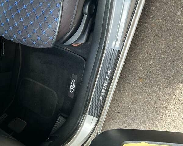 Сірий Форд Фієста, об'ємом двигуна 1.39 л та пробігом 183 тис. км за 5500 $, фото 35 на Automoto.ua