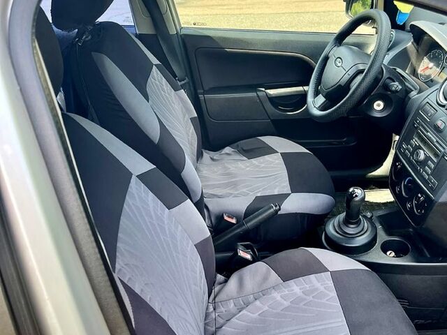 Серый Форд Фиеста, объемом двигателя 1.4 л и пробегом 283 тыс. км за 3999 $, фото 6 на Automoto.ua