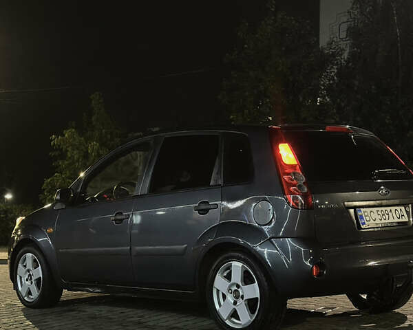 Сірий Форд Фієста, об'ємом двигуна 1.3 л та пробігом 240 тис. км за 3499 $, фото 4 на Automoto.ua
