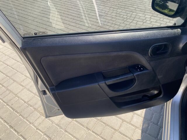 Серый Форд Фиеста, объемом двигателя 1.4 л и пробегом 250 тыс. км за 4199 $, фото 11 на Automoto.ua