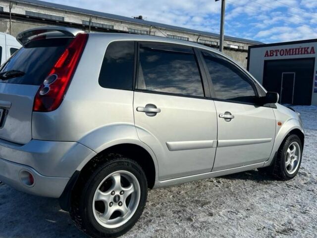 Серый Форд Фиеста, объемом двигателя 1.3 л и пробегом 244 тыс. км за 4000 $, фото 3 на Automoto.ua