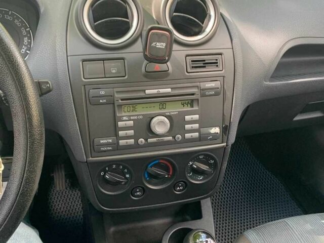 Серый Форд Фиеста, объемом двигателя 1.4 л и пробегом 167 тыс. км за 3000 $, фото 3 на Automoto.ua