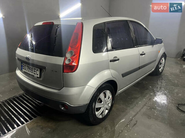 Серый Форд Фиеста, объемом двигателя 1.24 л и пробегом 350 тыс. км за 2999 $, фото 3 на Automoto.ua