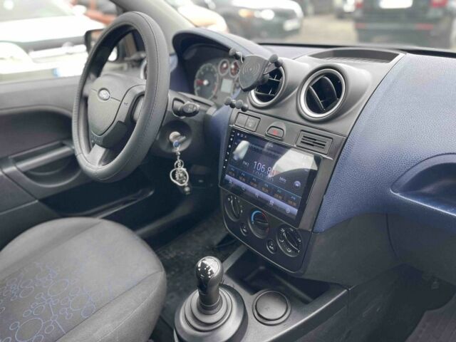 Серый Форд Фиеста, объемом двигателя 1.4 л и пробегом 160 тыс. км за 4200 $, фото 5 на Automoto.ua