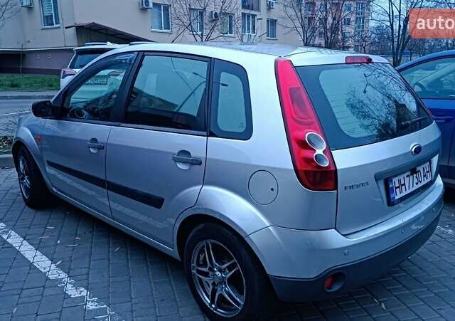 Серый Форд Фиеста, объемом двигателя 1.39 л и пробегом 133 тыс. км за 4000 $, фото 1 на Automoto.ua