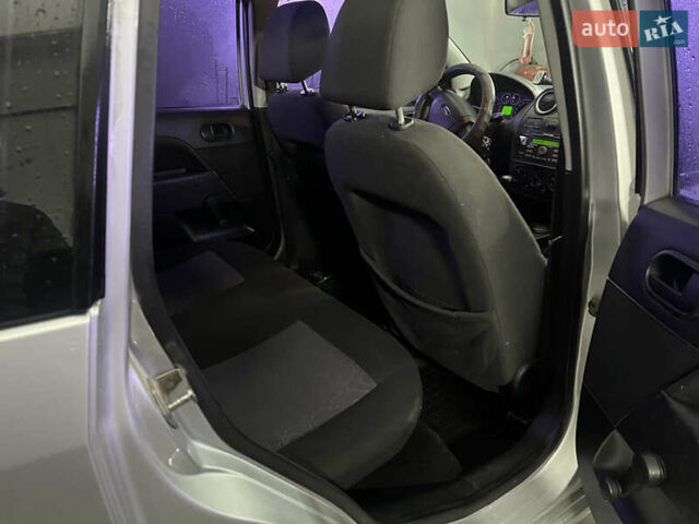 Серый Форд Фиеста, объемом двигателя 1.24 л и пробегом 350 тыс. км за 2999 $, фото 9 на Automoto.ua