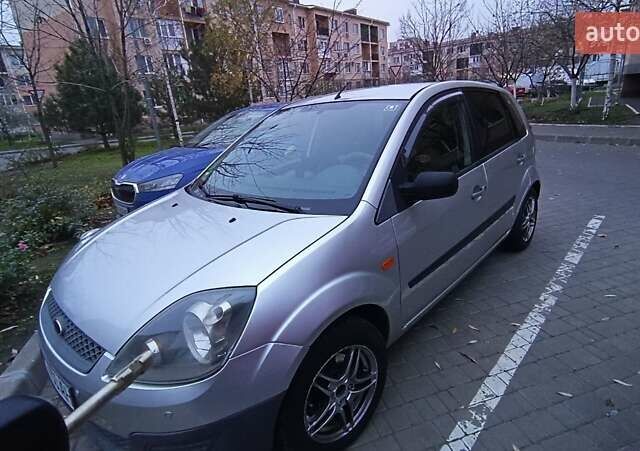 Серый Форд Фиеста, объемом двигателя 1.39 л и пробегом 133 тыс. км за 4000 $, фото 2 на Automoto.ua