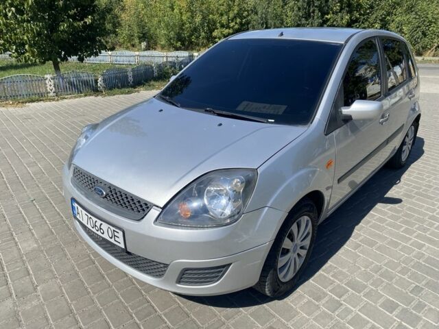 Серый Форд Фиеста, объемом двигателя 1.4 л и пробегом 250 тыс. км за 4199 $, фото 7 на Automoto.ua