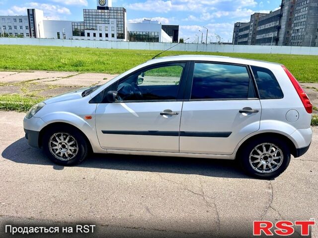 Серый Форд Фиеста, объемом двигателя 1.4 л и пробегом 283 тыс. км за 3999 $, фото 1 на Automoto.ua