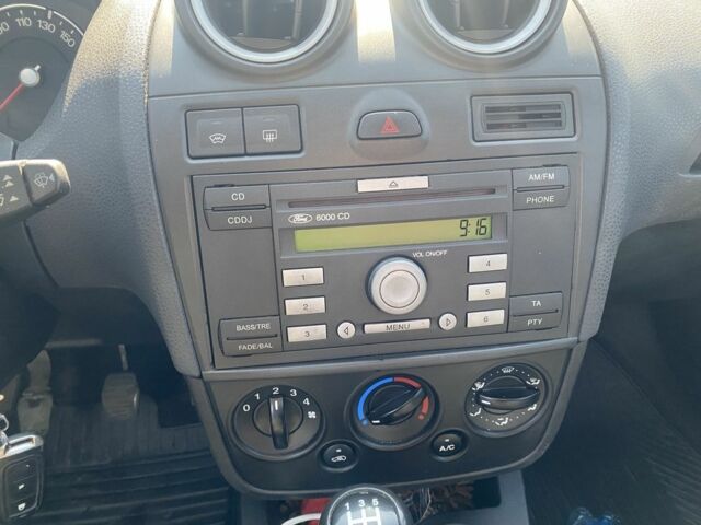 Серый Форд Фиеста, объемом двигателя 1.4 л и пробегом 250 тыс. км за 4199 $, фото 13 на Automoto.ua