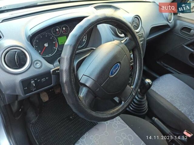 Серый Форд Фиеста, объемом двигателя 1.3 л и пробегом 88 тыс. км за 4400 $, фото 10 на Automoto.ua