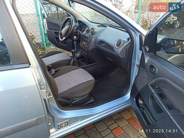 Серый Форд Фиеста, объемом двигателя 1.3 л и пробегом 88 тыс. км за 4400 $, фото 7 на Automoto.ua