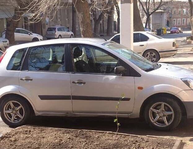 Серый Форд Фиеста, объемом двигателя 1.4 л и пробегом 160 тыс. км за 3000 $, фото 3 на Automoto.ua