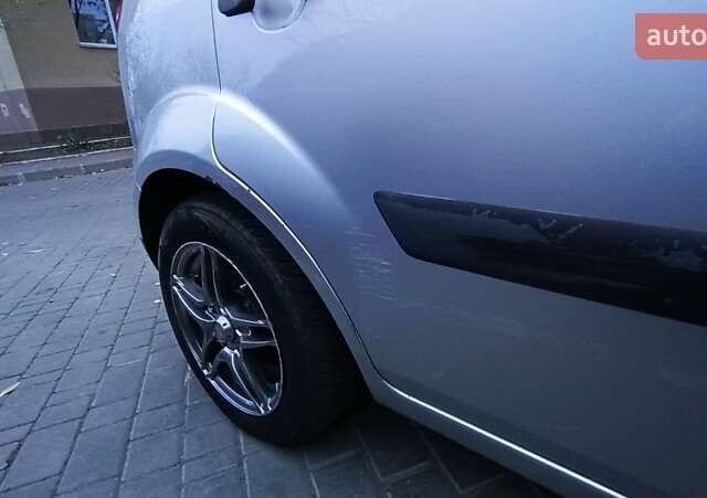 Серый Форд Фиеста, объемом двигателя 1.39 л и пробегом 133 тыс. км за 4000 $, фото 3 на Automoto.ua