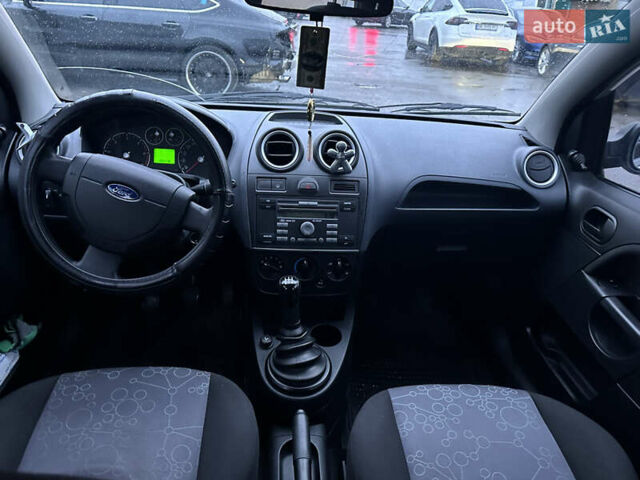 Сірий Форд Фієста, об'ємом двигуна 1.4 л та пробігом 166 тис. км за 3500 $, фото 7 на Automoto.ua