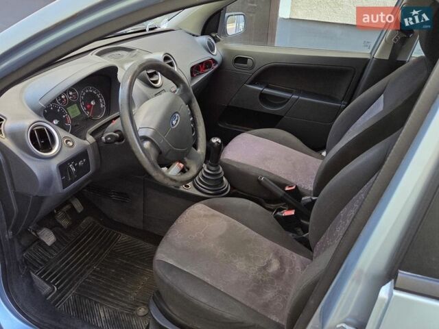 Серый Форд Фиеста, объемом двигателя 1.39 л и пробегом 240 тыс. км за 2200 $, фото 14 на Automoto.ua