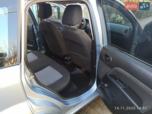 Серый Форд Фиеста, объемом двигателя 1.3 л и пробегом 88 тыс. км за 4400 $, фото 8 на Automoto.ua
