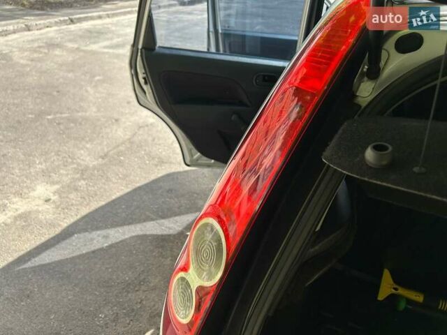 Сірий Форд Фієста, об'ємом двигуна 1.39 л та пробігом 183 тис. км за 5500 $, фото 14 на Automoto.ua