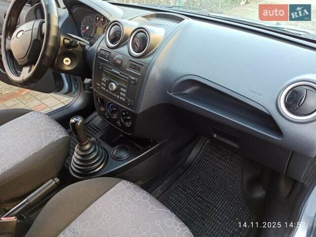 Серый Форд Фиеста, объемом двигателя 1.3 л и пробегом 88 тыс. км за 4400 $, фото 3 на Automoto.ua