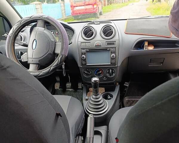 Сірий Форд Фієста, об'ємом двигуна 1.3 л та пробігом 145 тис. км за 3400 $, фото 4 на Automoto.ua