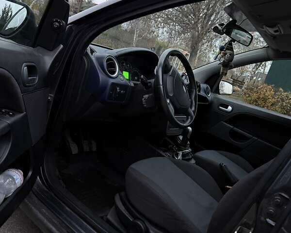 Сірий Форд Фієста, об'ємом двигуна 1.3 л та пробігом 185 тис. км за 4500 $, фото 9 на Automoto.ua