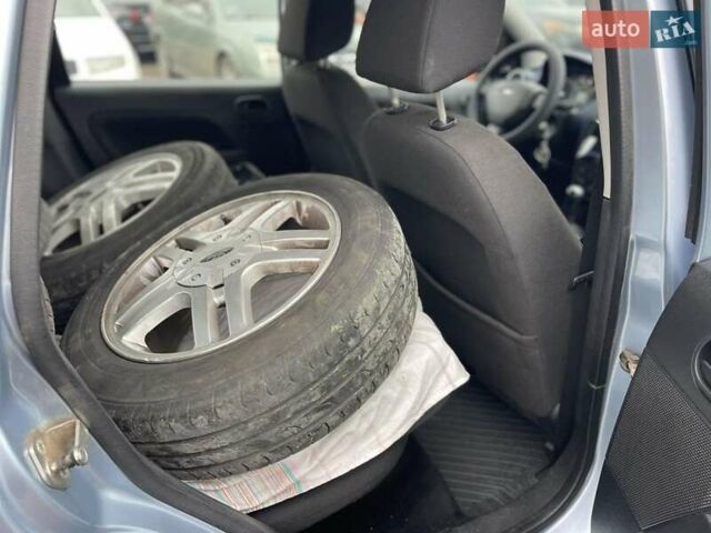 Серый Форд Фиеста, объемом двигателя 1.39 л и пробегом 160 тыс. км за 4200 $, фото 2 на Automoto.ua