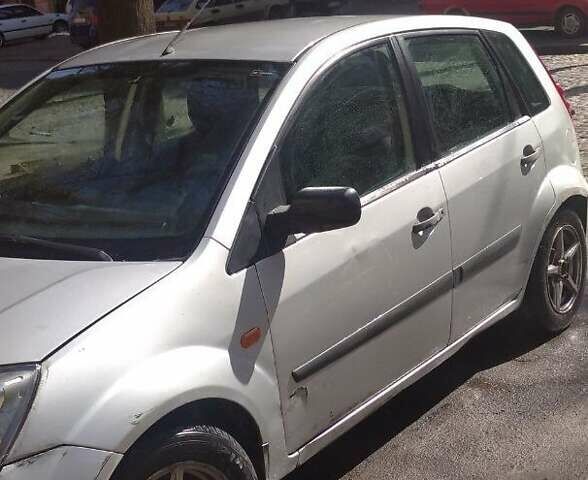 Серый Форд Фиеста, объемом двигателя 1.4 л и пробегом 160 тыс. км за 3000 $, фото 5 на Automoto.ua