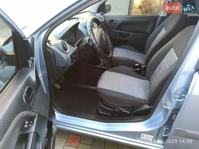Серый Форд Фиеста, объемом двигателя 1.3 л и пробегом 88 тыс. км за 4400 $, фото 4 на Automoto.ua