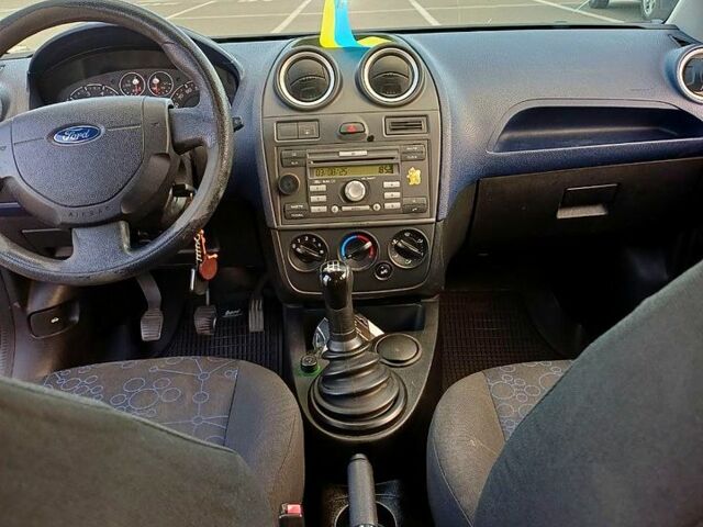 Серый Форд Фиеста, объемом двигателя 1.3 л и пробегом 308 тыс. км за 3900 $, фото 5 на Automoto.ua