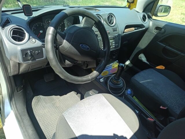 Серый Форд Фиеста, объемом двигателя 1.4 л и пробегом 158 тыс. км за 3200 $, фото 4 на Automoto.ua