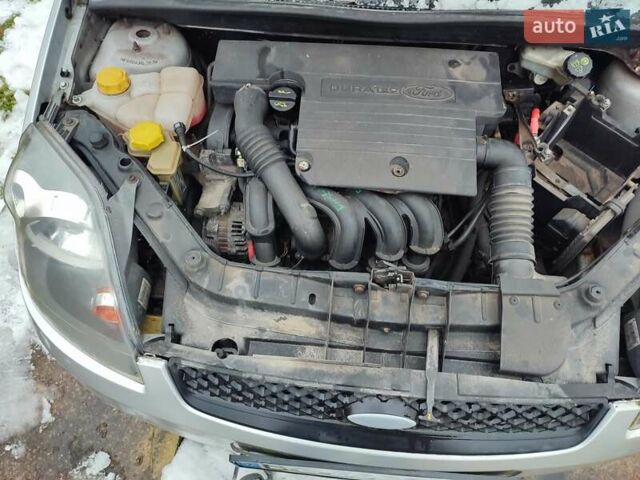 Серый Форд Фиеста, объемом двигателя 1.3 л и пробегом 130 тыс. км за 3900 $, фото 5 на Automoto.ua