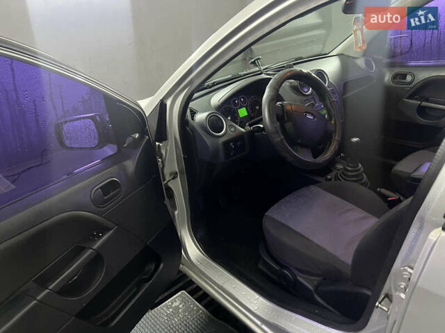 Серый Форд Фиеста, объемом двигателя 1.24 л и пробегом 350 тыс. км за 2999 $, фото 6 на Automoto.ua