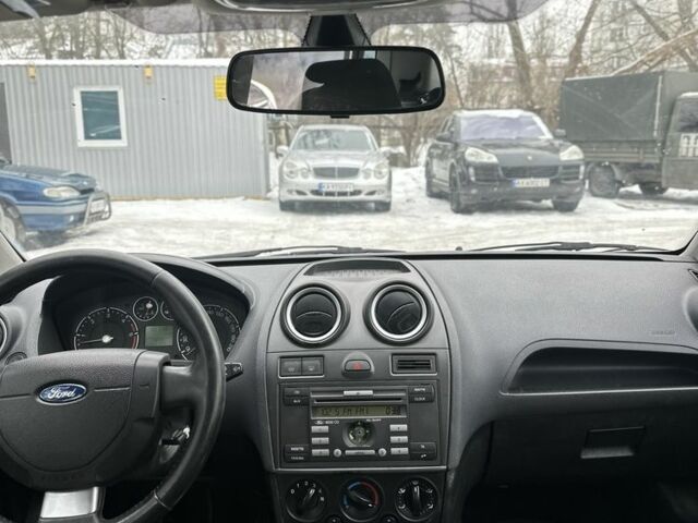 Серый Форд Фиеста, объемом двигателя 1.4 л и пробегом 200 тыс. км за 2200 $, фото 7 на Automoto.ua