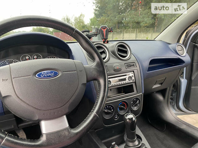Серый Форд Фиеста, объемом двигателя 1.3 л и пробегом 220 тыс. км за 3600 $, фото 10 на Automoto.ua