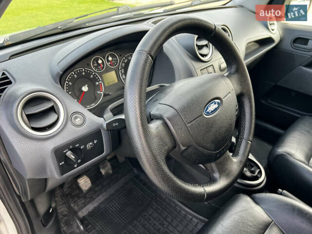 Серый Форд Фиеста, объемом двигателя 1.4 л и пробегом 202 тыс. км за 4850 $, фото 11 на Automoto.ua