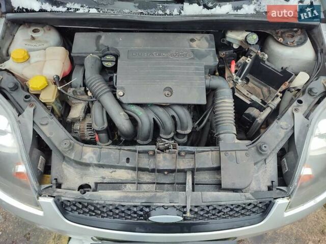 Серый Форд Фиеста, объемом двигателя 1.3 л и пробегом 130 тыс. км за 3900 $, фото 6 на Automoto.ua