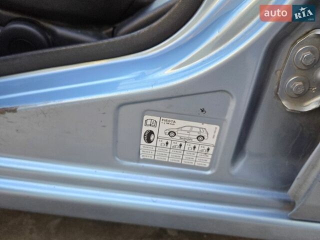 Серый Форд Фиеста, объемом двигателя 1.39 л и пробегом 240 тыс. км за 2200 $, фото 2 на Automoto.ua