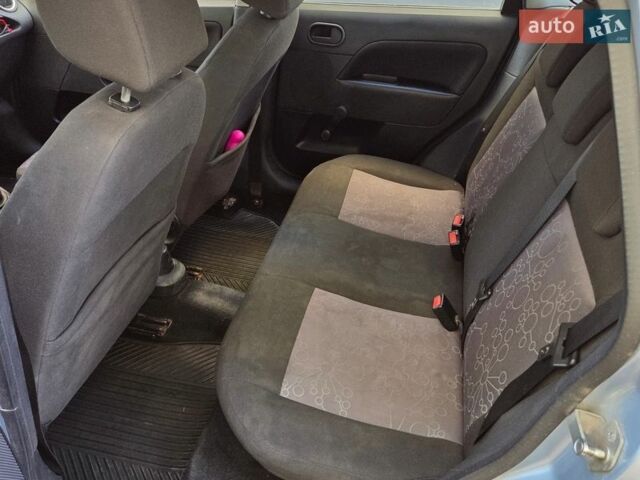 Серый Форд Фиеста, объемом двигателя 1.39 л и пробегом 240 тыс. км за 2200 $, фото 13 на Automoto.ua