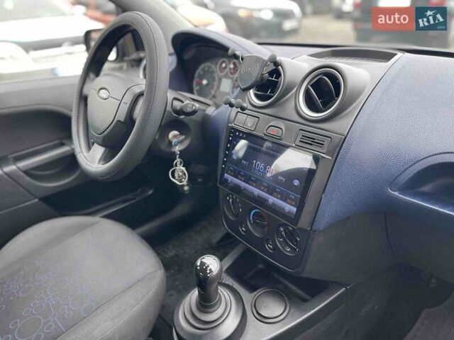 Серый Форд Фиеста, объемом двигателя 1.39 л и пробегом 160 тыс. км за 4200 $, фото 4 на Automoto.ua